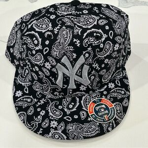 New York Yankees MLB Black Paisley Cooperstown Collection Fitted Hat Size 7-5/8